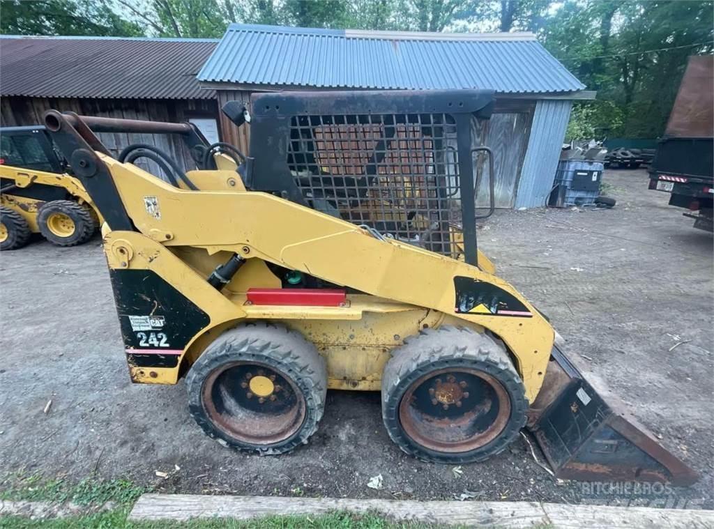 CAT 242 Lietoti riteņu kompaktiekrāvēji