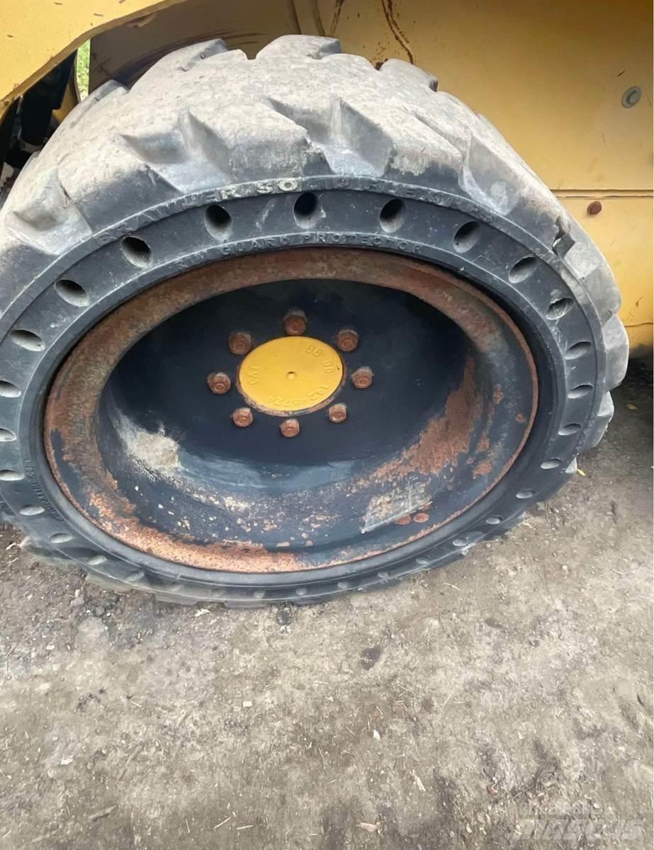 CAT 242 Lietoti riteņu kompaktiekrāvēji