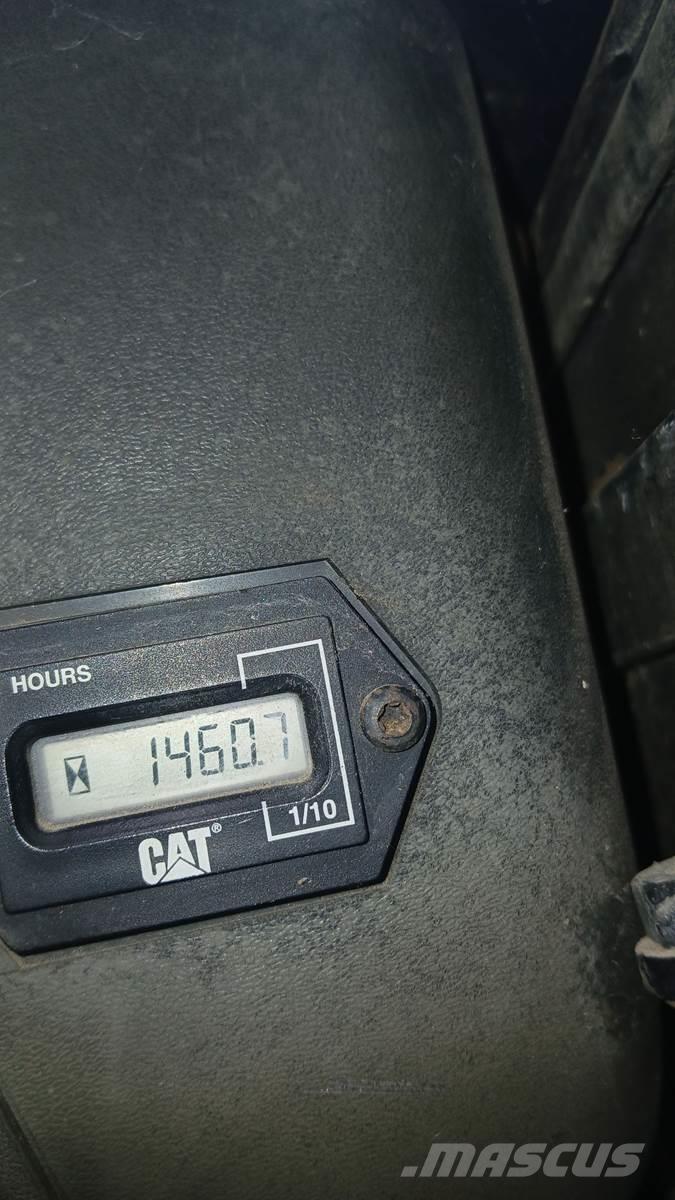 CAT 242 Lietoti riteņu kompaktiekrāvēji