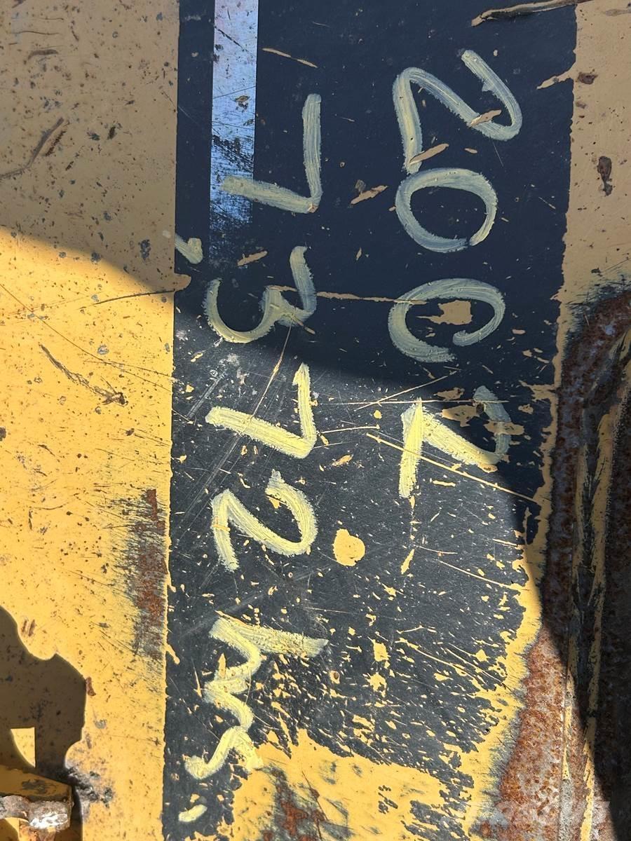 CAT 246B Lietoti riteņu kompaktiekrāvēji