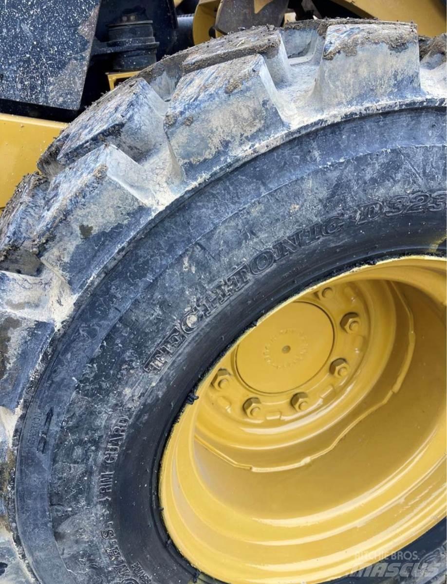 CAT 262D Lietoti riteņu kompaktiekrāvēji