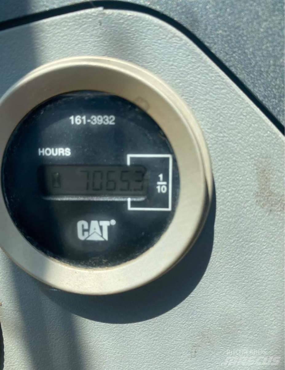 CAT 420E Ekskavatori-iekrāvēji