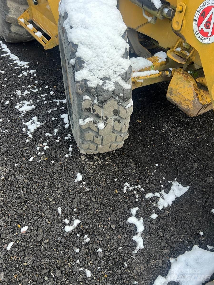 CAT 420E Ekskavatori-iekrāvēji