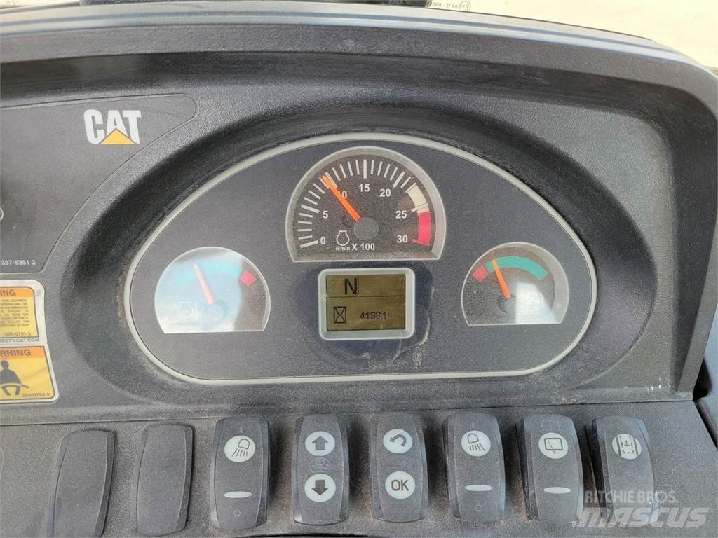 CAT 450F Ekskavatori-iekrāvēji