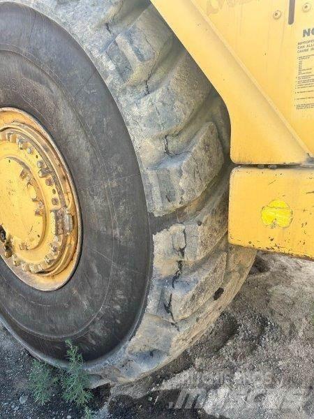 CAT 621G Skrēperi