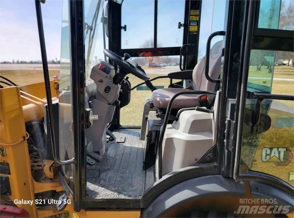 CAT 903D Iekrāvēji uz riteņiem
