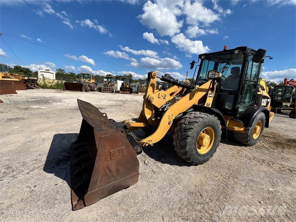 CAT 906 Iekrāvēji uz riteņiem