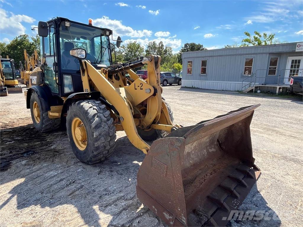 CAT 906 Iekrāvēji uz riteņiem