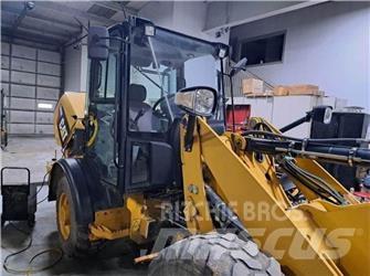 CAT 906H Iekrāvēji uz riteņiem