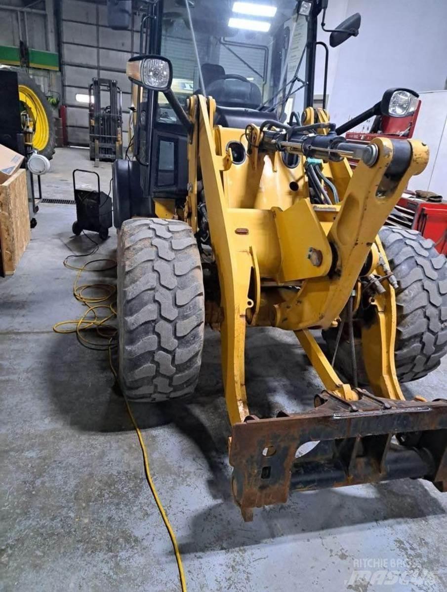 CAT 906H Iekrāvēji uz riteņiem