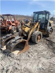 CAT 906H2 Iekrāvēji uz riteņiem