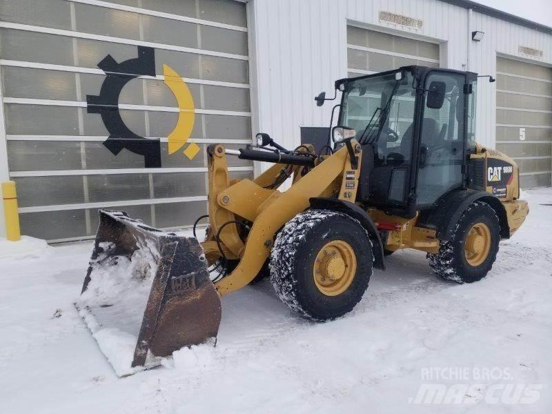 CAT 906M Iekrāvēji uz riteņiem