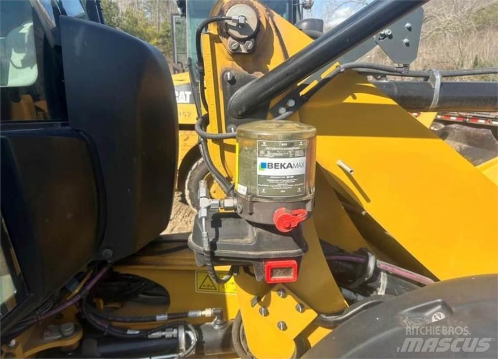 CAT 906M Iekrāvēji uz riteņiem