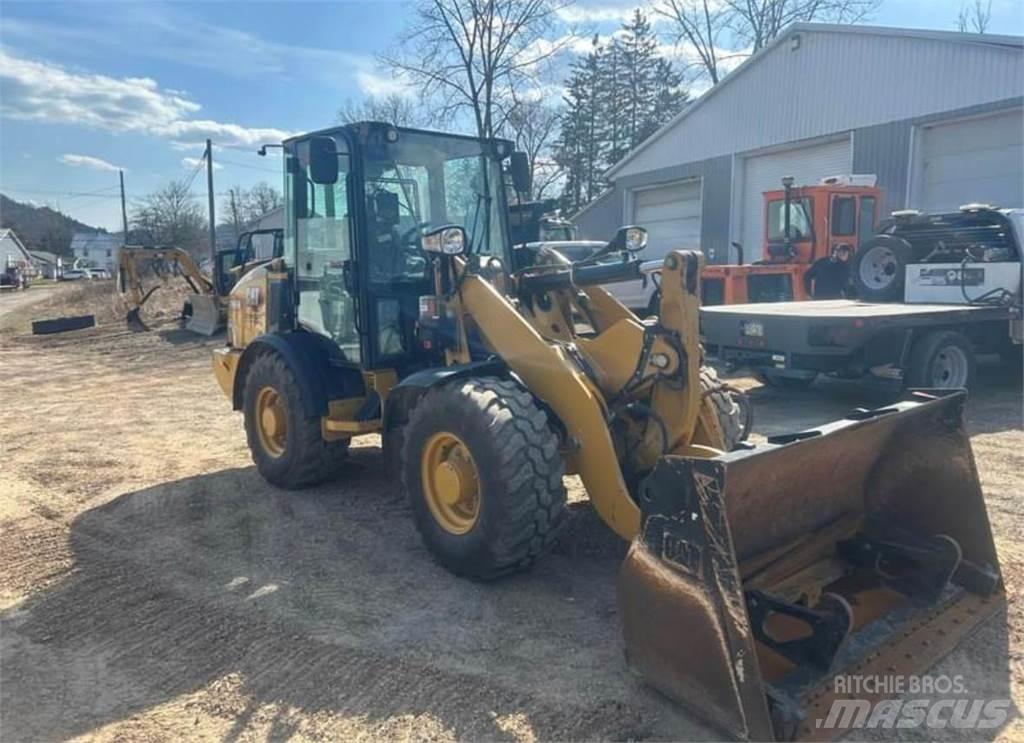 CAT 906M Iekrāvēji uz riteņiem