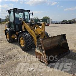 CAT 906M Iekrāvēji uz riteņiem