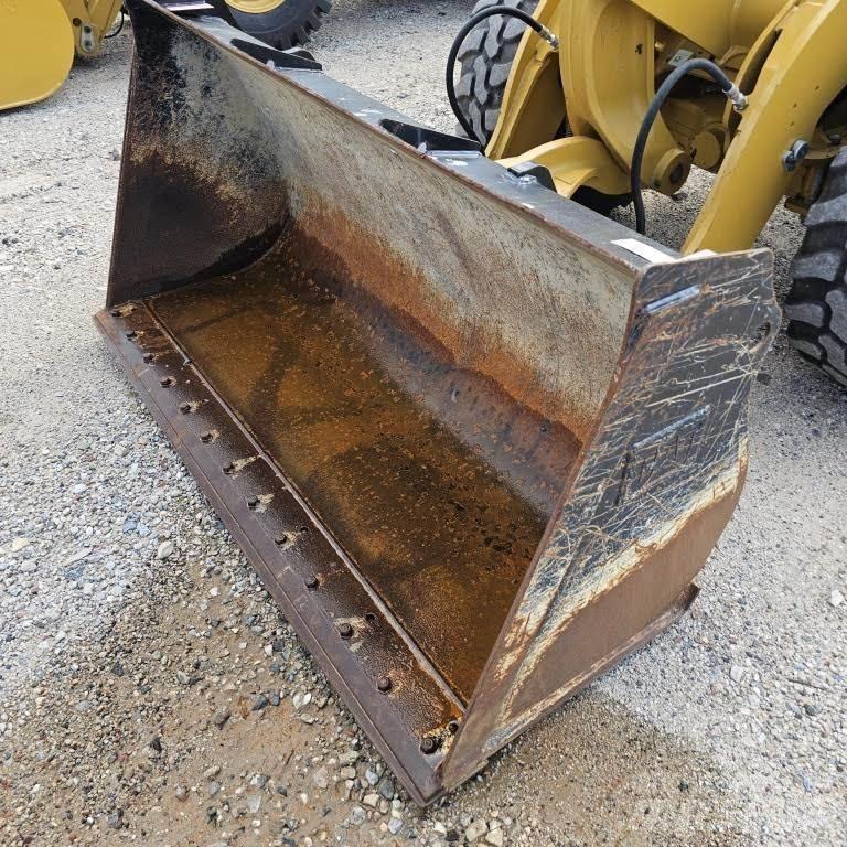 CAT 906M Iekrāvēji uz riteņiem