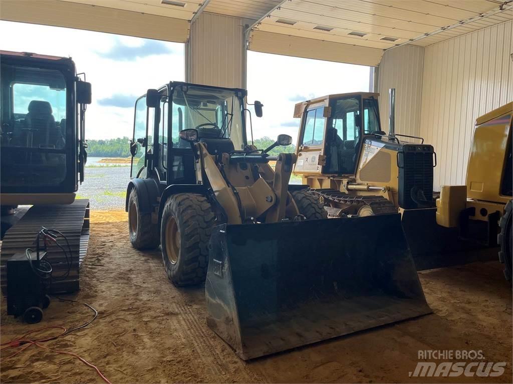 CAT 908M Iekrāvēji uz riteņiem