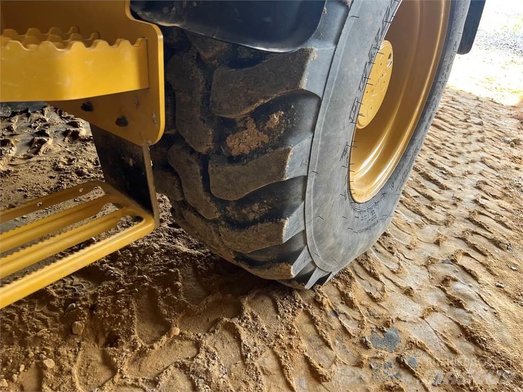 CAT 908M Iekrāvēji uz riteņiem