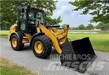 CAT 908M Iekrāvēji uz riteņiem