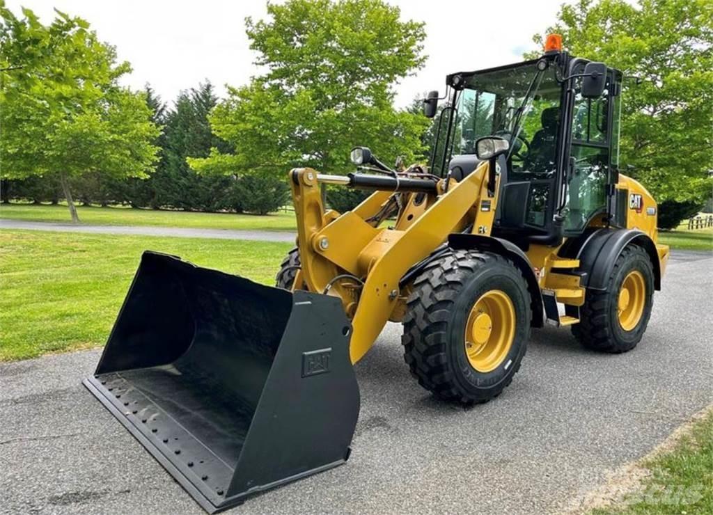 CAT 908M Iekrāvēji uz riteņiem