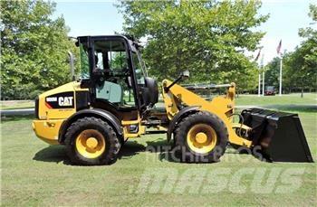 CAT 908M Iekrāvēji uz riteņiem