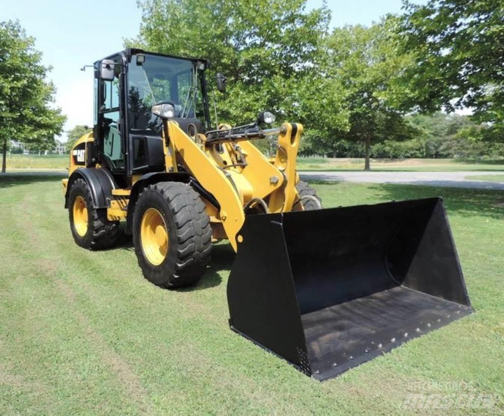 CAT 908M Iekrāvēji uz riteņiem