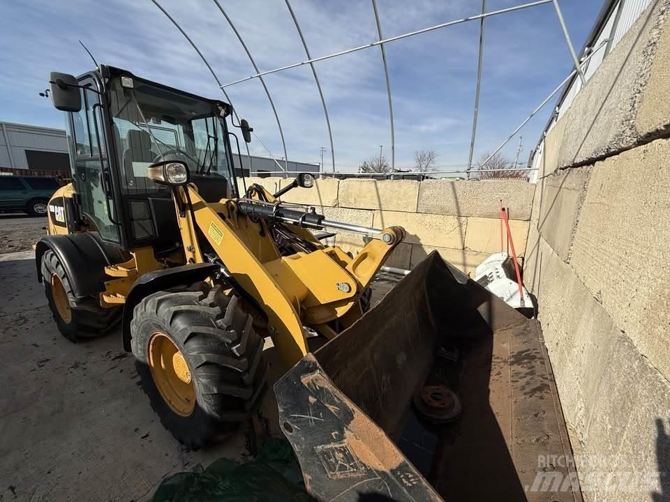 CAT 908M Iekrāvēji uz riteņiem