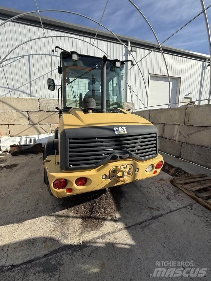 CAT 908M Iekrāvēji uz riteņiem