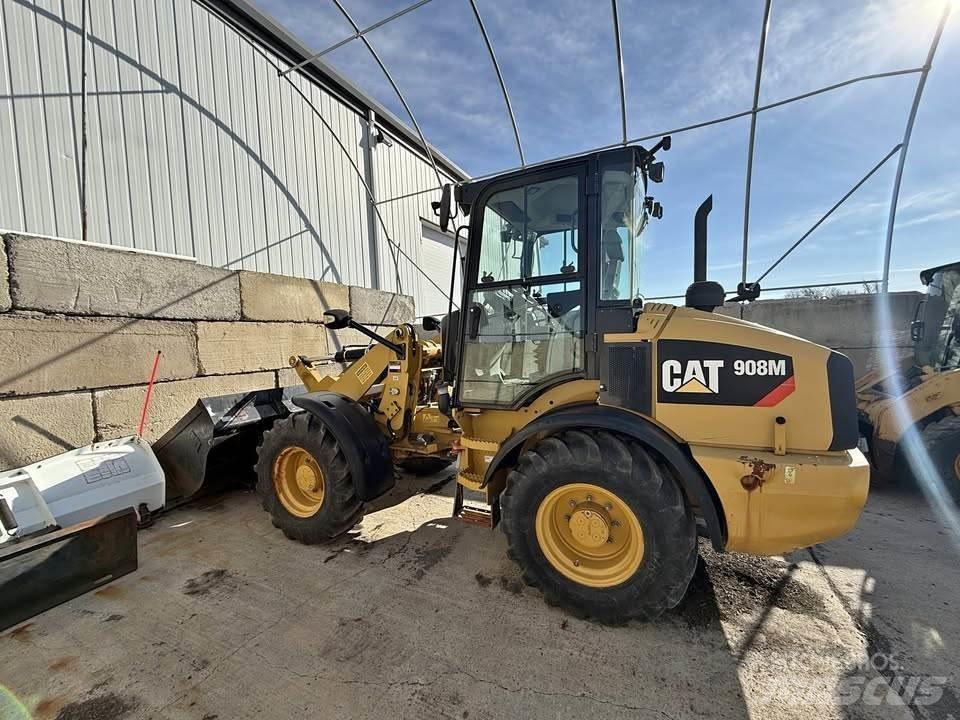 CAT 908M Iekrāvēji uz riteņiem