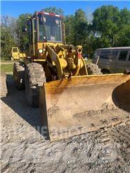 CAT 916 Iekrāvēji uz riteņiem