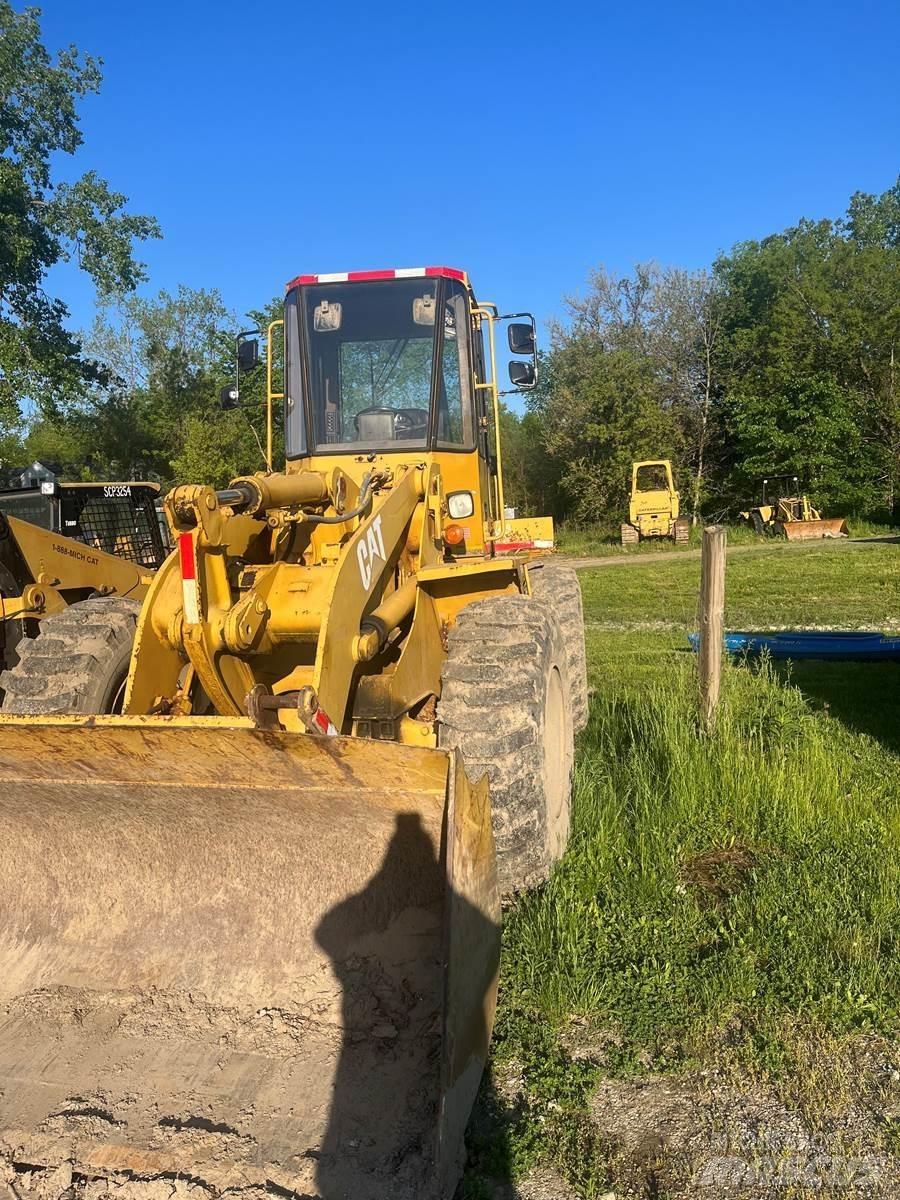 CAT 916 Iekrāvēji uz riteņiem