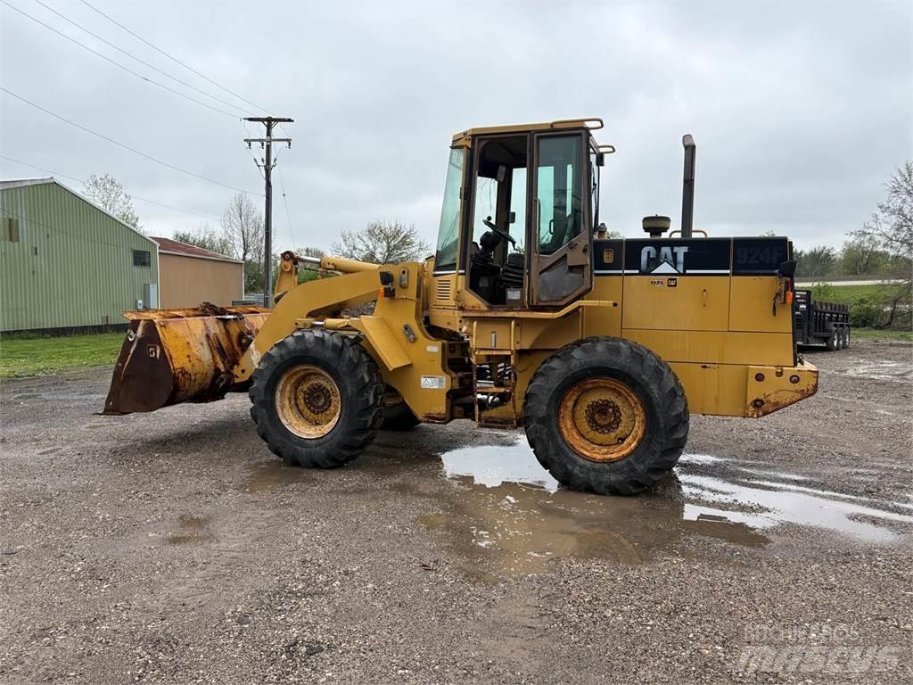 CAT 924F Iekrāvēji uz riteņiem