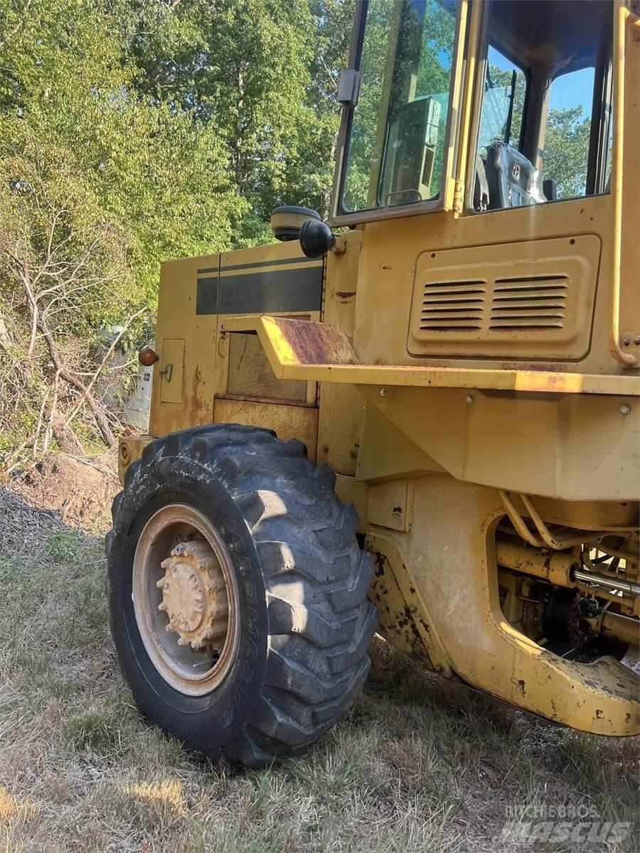 CAT 926 Iekrāvēji uz riteņiem