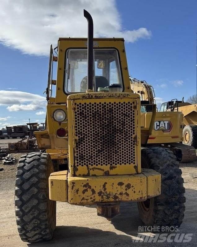 CAT 930 Iekrāvēji uz riteņiem