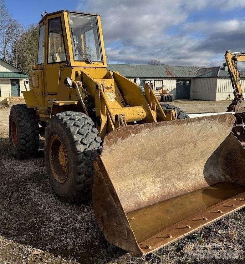 CAT 930 Iekrāvēji uz riteņiem