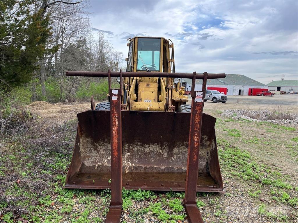 CAT 930 Iekrāvēji uz riteņiem
