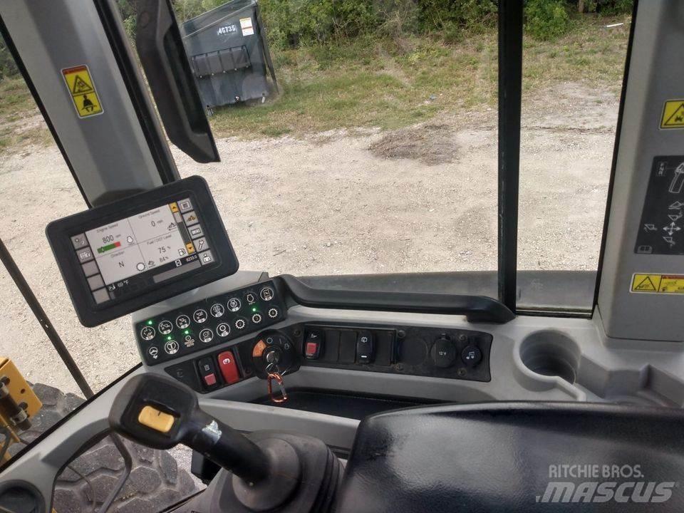 CAT 930M Iekrāvēji uz riteņiem