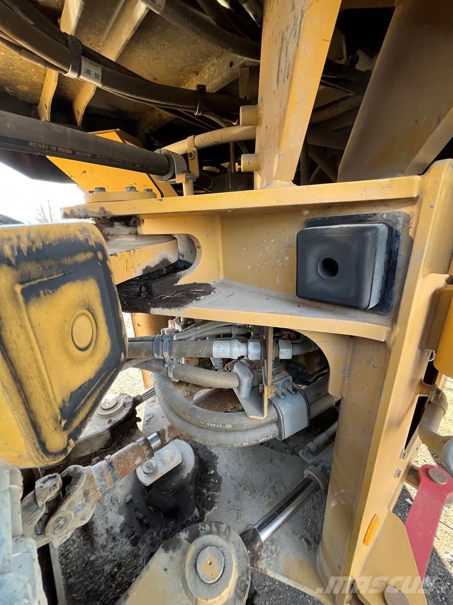 CAT 930M Iekrāvēji uz riteņiem