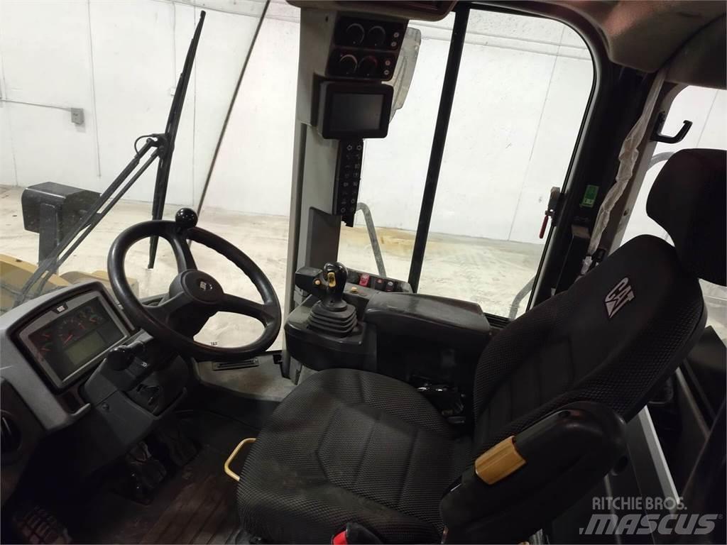 CAT 950M Iekrāvēji uz riteņiem