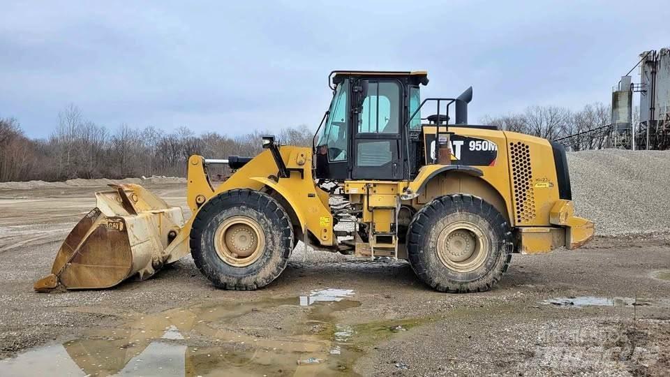 CAT 950M Iekrāvēji uz riteņiem