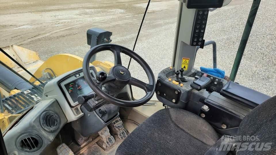 CAT 950M Iekrāvēji uz riteņiem