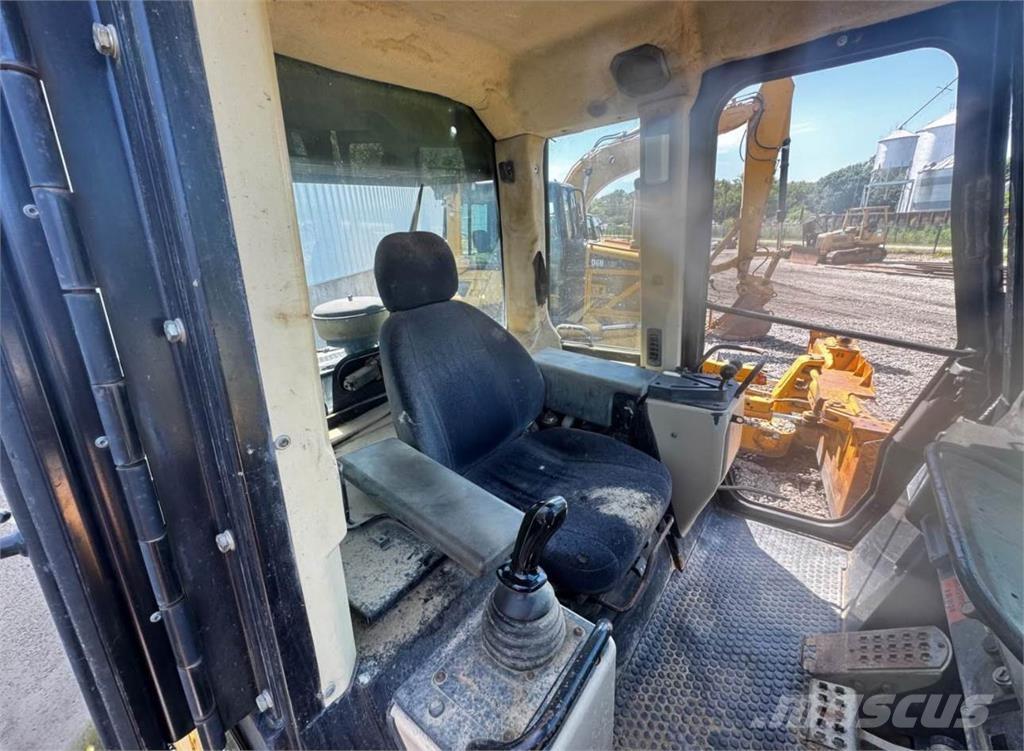 CAT 953C Kāpurķēžu iekrāvēji