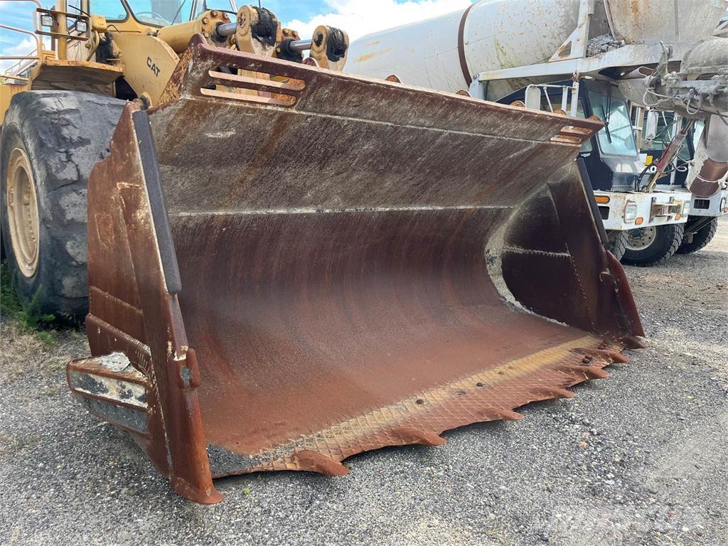 CAT 988B Iekrāvēji uz riteņiem