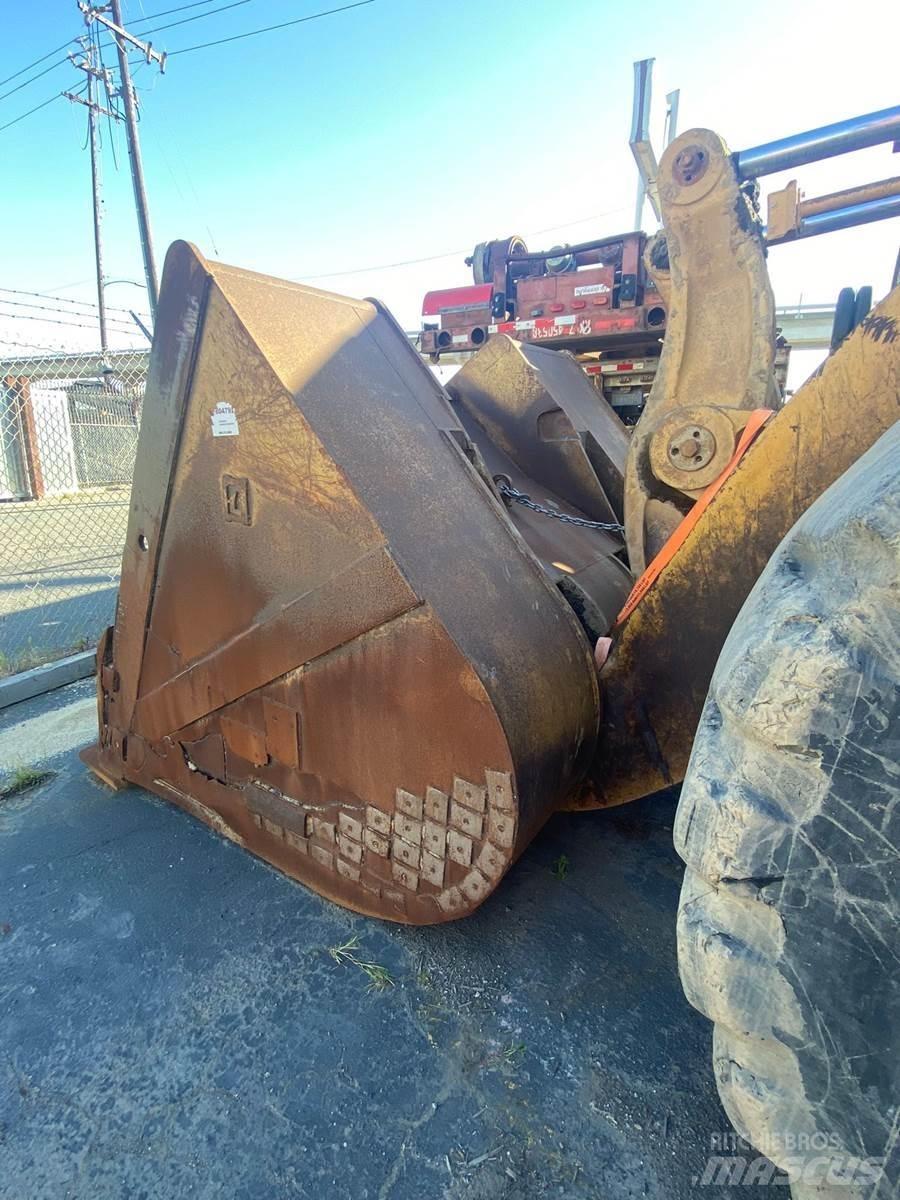 CAT 988F Iekrāvēji uz riteņiem