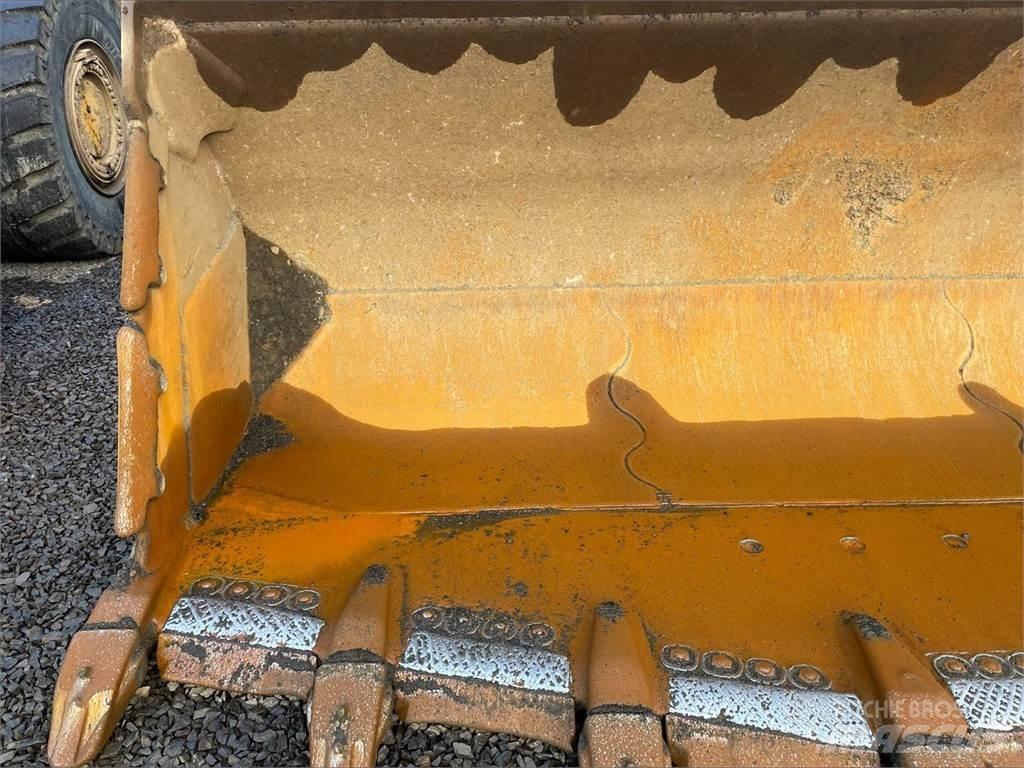 CAT 990 Iekrāvēji uz riteņiem