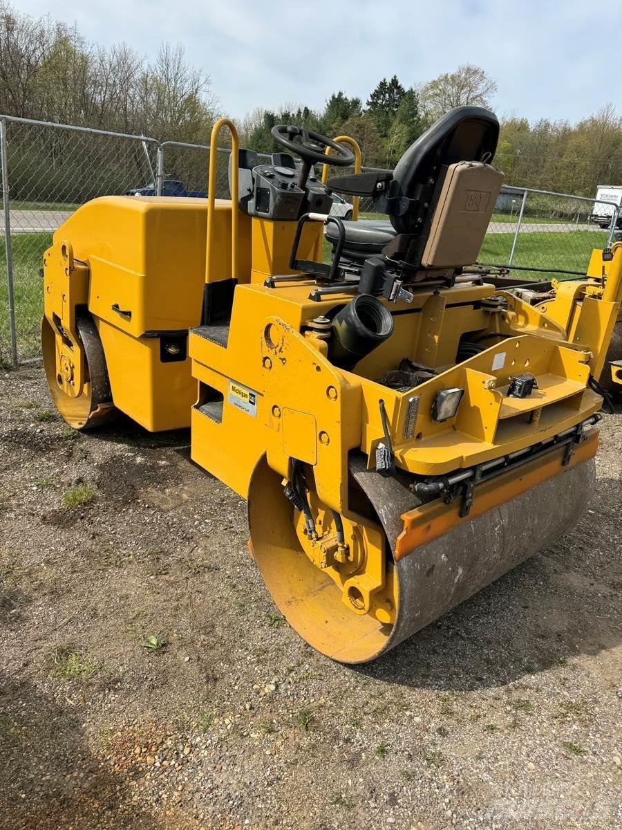 CAT CB34 Asfalta klājēji