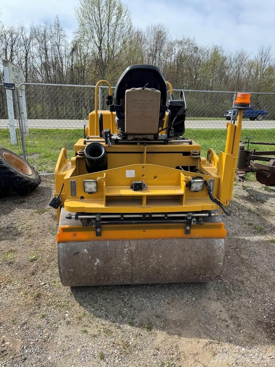 CAT CB34 Asfalta klājēji