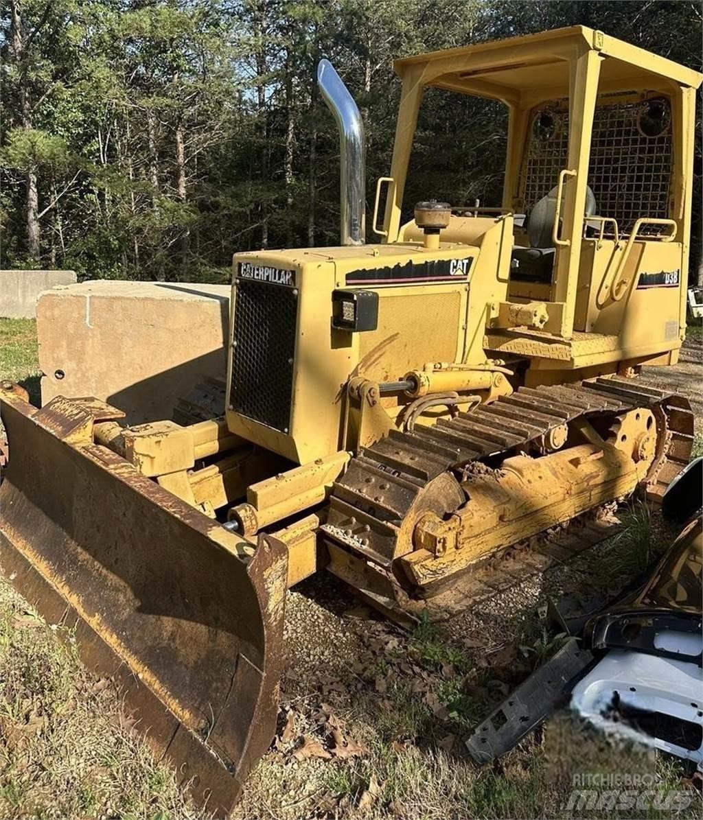 CAT D3B Kāpurķēžu buldozeri
