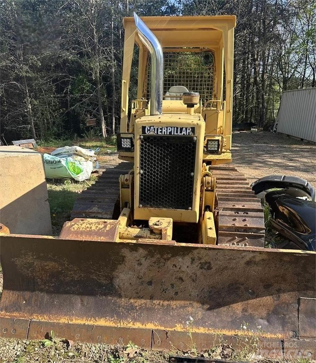 CAT D3B Kāpurķēžu buldozeri