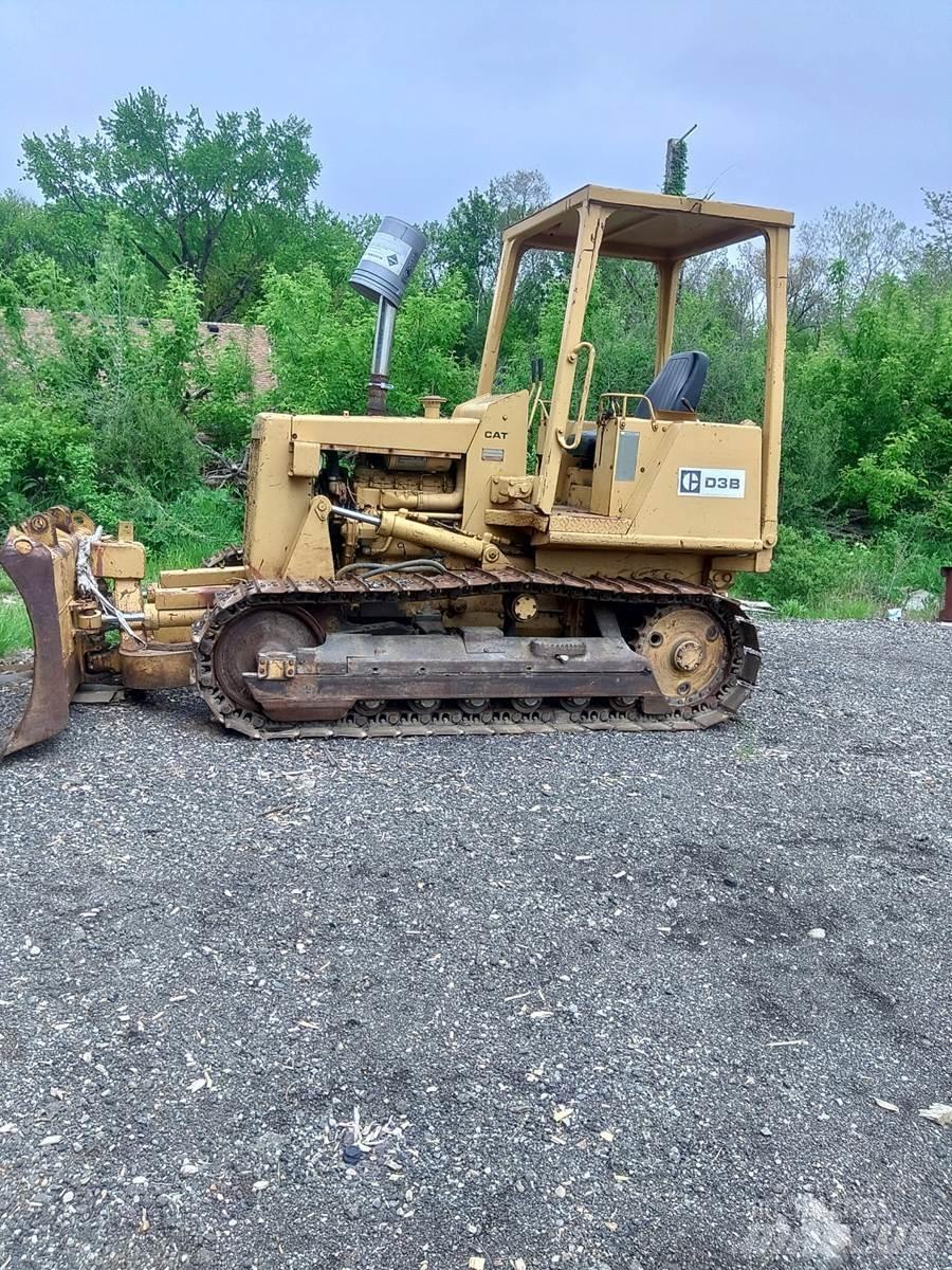 CAT D3B Kāpurķēžu buldozeri